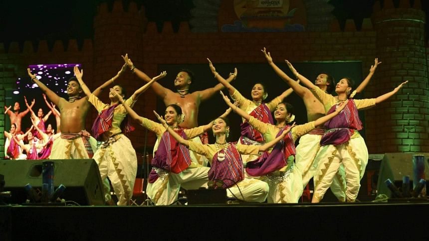 Bangladeshi dance troupe turns heads at Indian festival Bangladeshi dance troupe turns heads at Indian festival